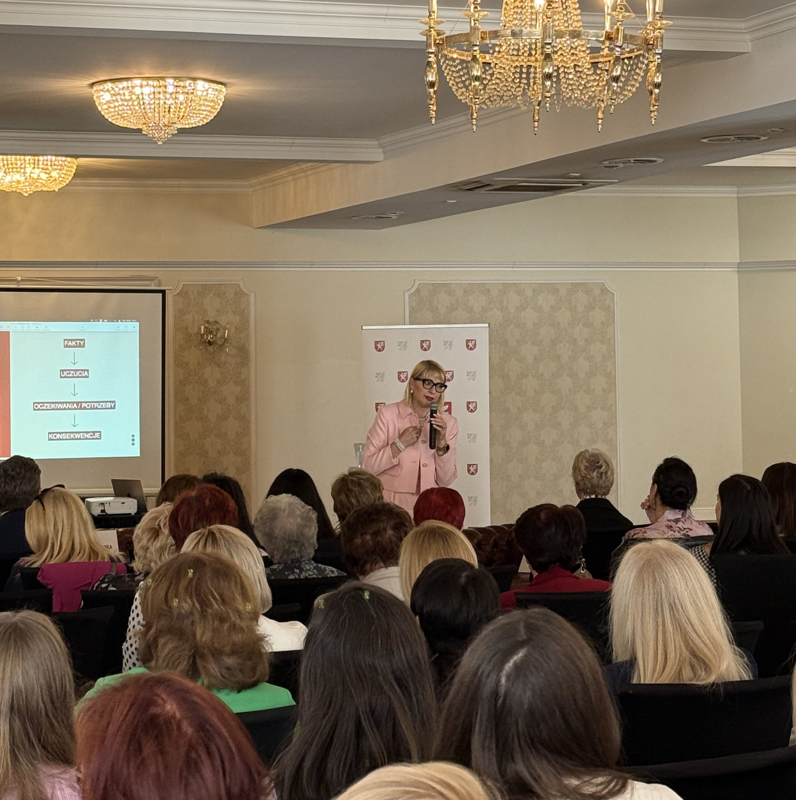 Prelegentka na scenie podczas wydarzenia