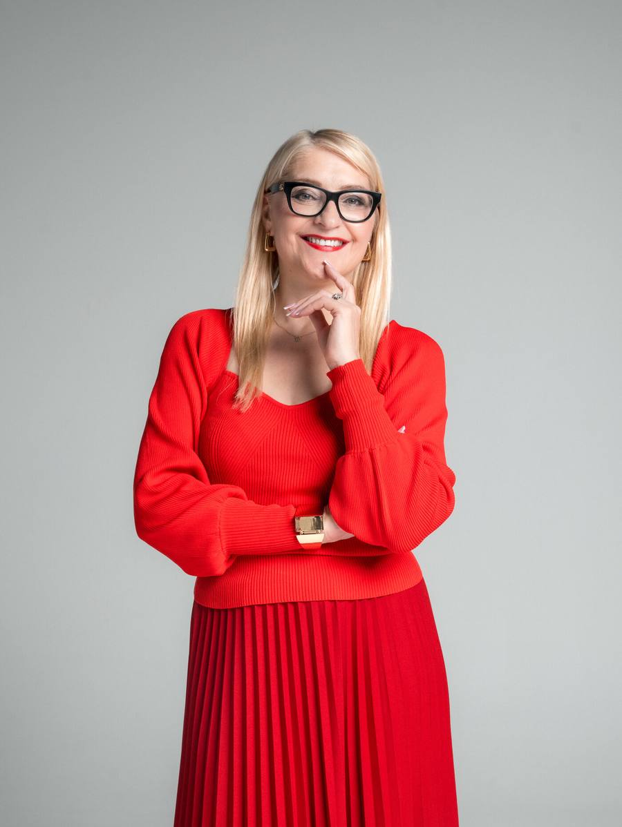 Portret Małgorzaty Dąbrowskiej w czerwonym swetrze