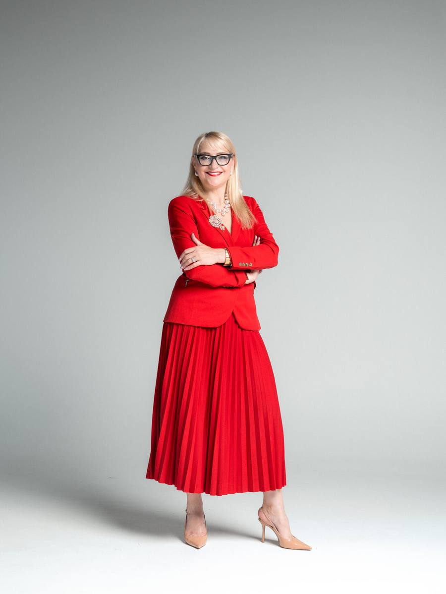 Małgorzata Dąbrowska ze skrzyżowanymi ramionami